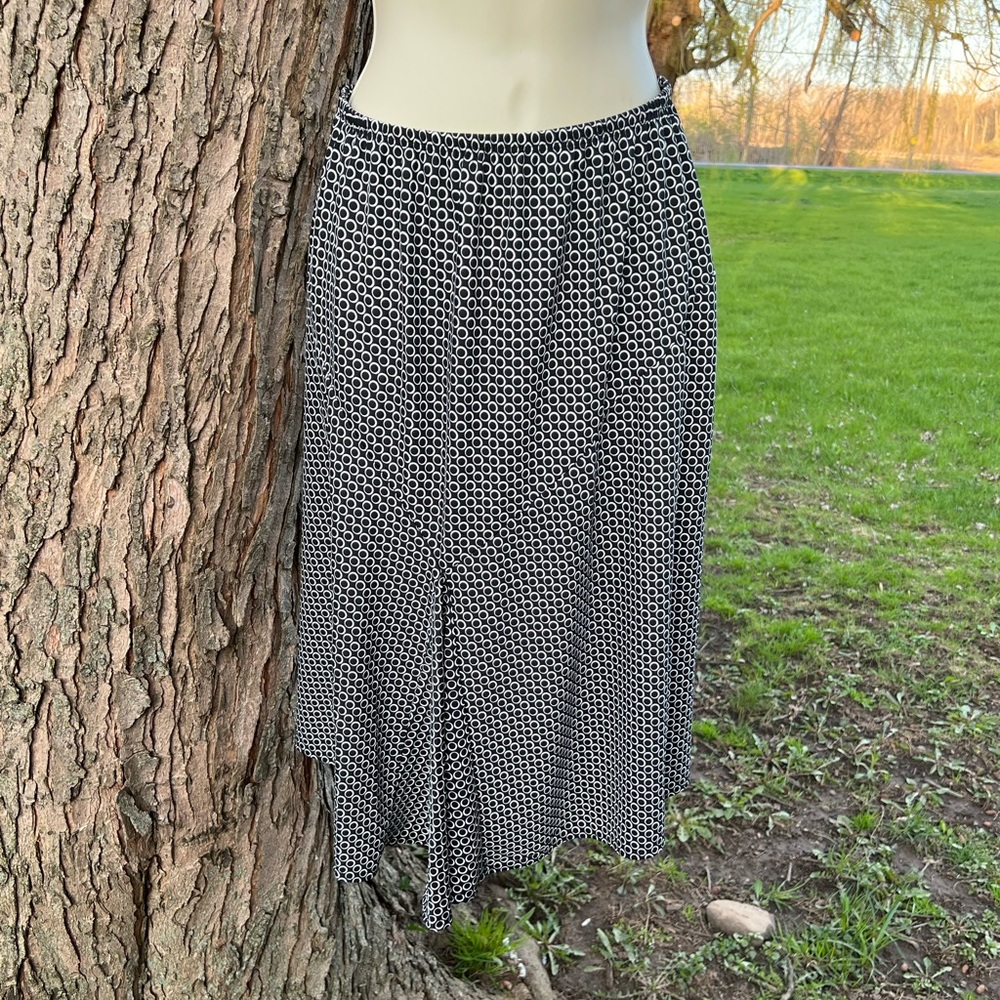 Uniform black circle print knee length skirt Medium